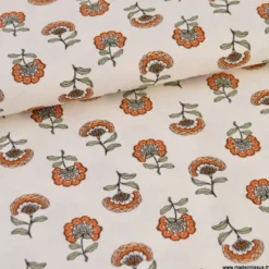 Tissu demi-natté motif fleurs orange fond écru