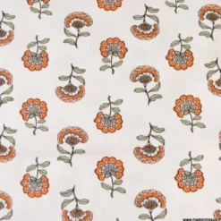 Tissu demi-natté motif fleurs orange fond écru