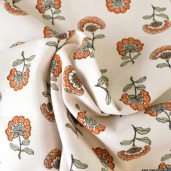 Tissu demi-natté motif fleurs orange fond écru