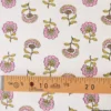 Tissu demi-natté motif fleurs roses et ocre fond écru