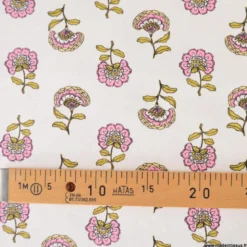 Tissu demi-natté motif fleurs roses et ocre fond écru