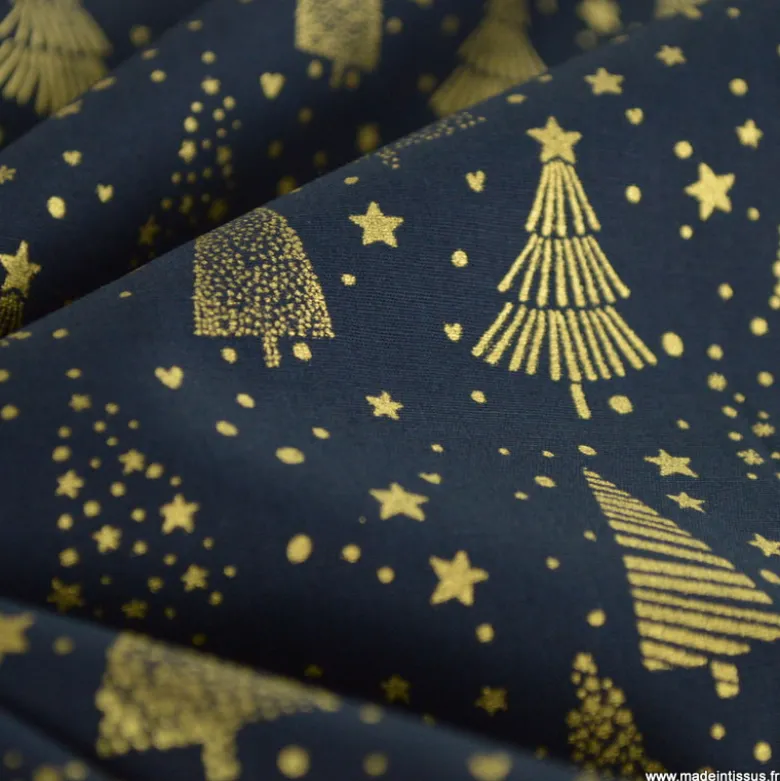Tissu de Noël motif foret de sapins et étoiles or fond bleu marine - OEKO TEX