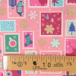 Tissu de Noël motif timbres et flocons fond rose - OEKO TEX