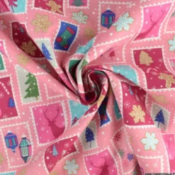 Tissu de Noël motif timbres et flocons fond rose - OEKO TEX