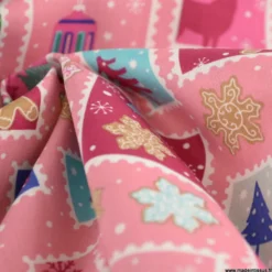 Tissu de Noël motif timbres et flocons fond rose - OEKO TEX