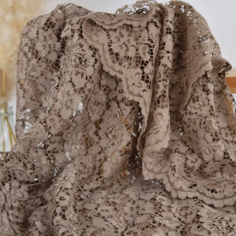 Tissu Dentelle festonnée Taupe - Donatella