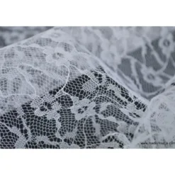 Tissu Dentelle fine blanc pour robe de mariée .