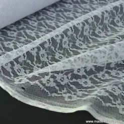 Tissu Dentelle fine blanc pour robe de mariée .