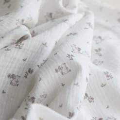 Tissu Double Gaze Bio – Motif Lapins Roses & Fleurs