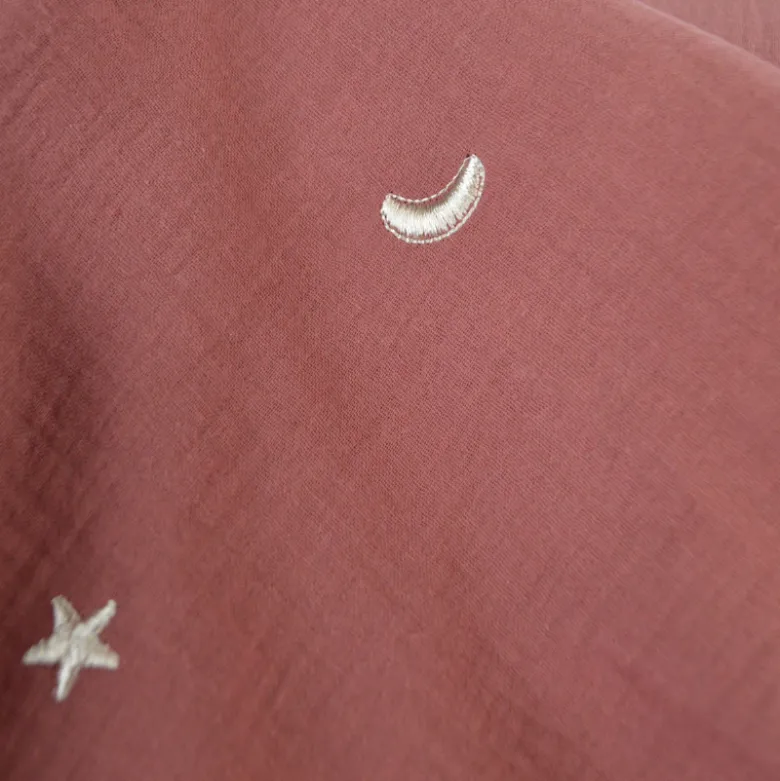 Tissu Double gaze brodée lunes et étoiles fond terracotta - OEKO TEX
