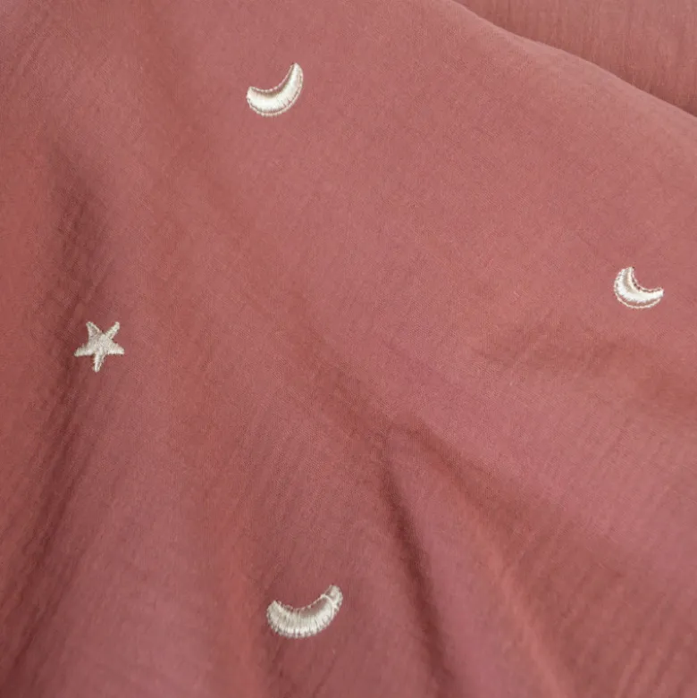 Tissu Double gaze brodée lunes et étoiles fond terracotta - OEKO TEX