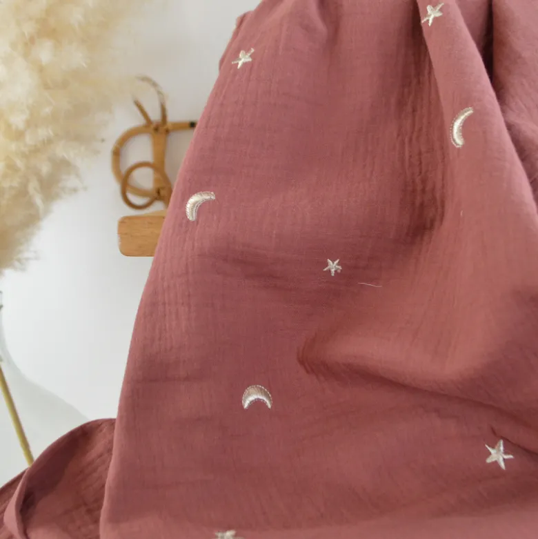 Tissu Double gaze brodée lunes et étoiles fond terracotta - OEKO TEX