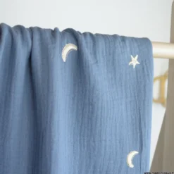 Tissu Double gaze brodée lunes et étoiles fond bleu jean - OEKO TEX