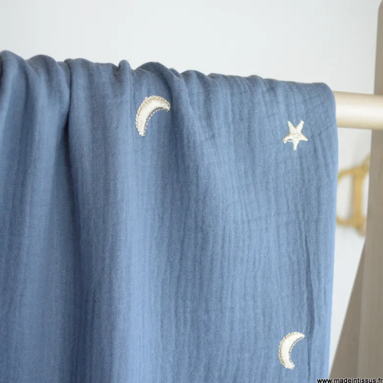 Tissu Double gaze brodée lunes et étoiles fond bleu jean - OEKO TEX