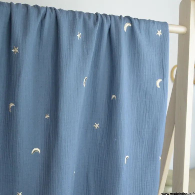 Tissu Double gaze brodée lunes et étoiles fond bleu jean - OEKO TEX