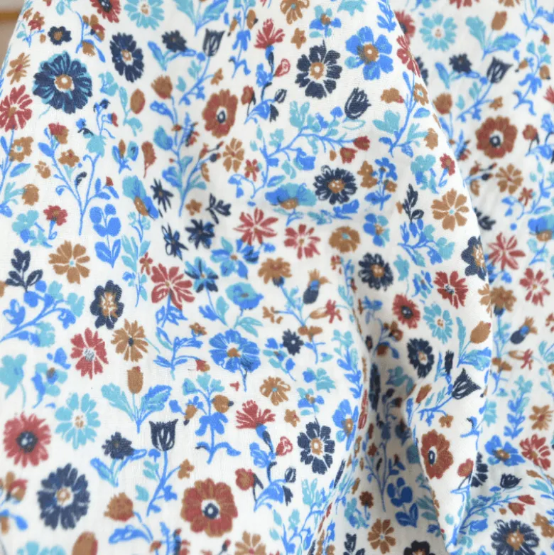 Tissu double gaze de coton Aryada fleurs bleues fond écru