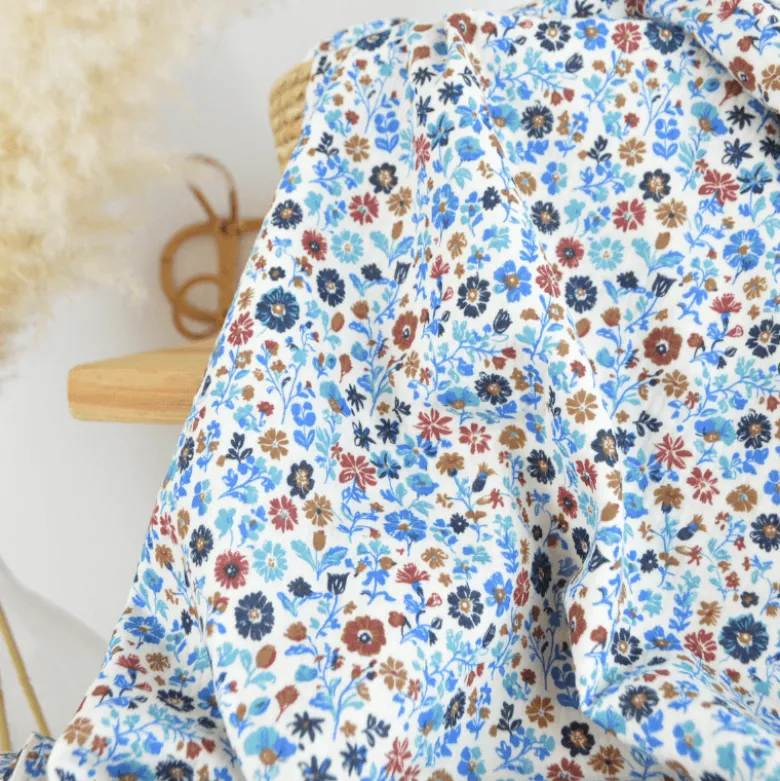 Tissu double gaze de coton Aryada fleurs bleues fond écru