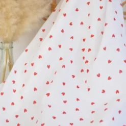 Tissu double gaze de coton cœurs rouges – fond blanc – Amory – Oeko-Tex