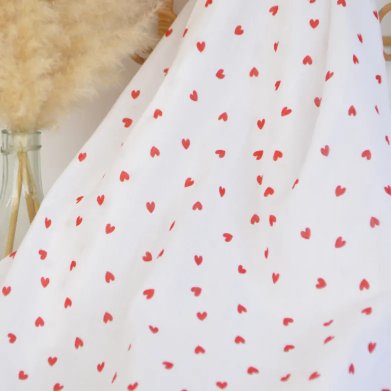 Tissu double gaze de coton cœurs rouges – fond blanc – Amory – Oeko-Tex