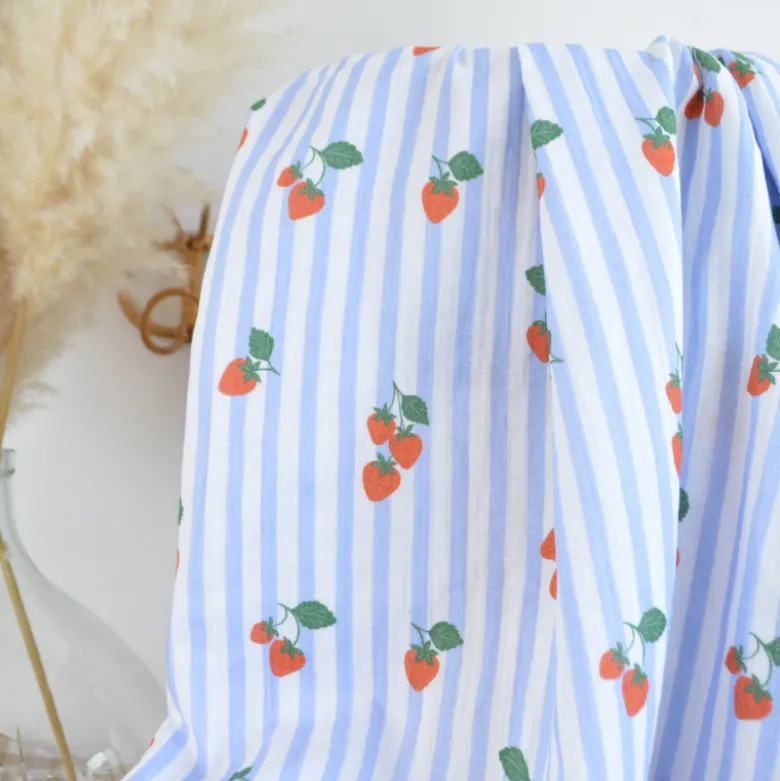 Tissu double gaze de coton Gariguette motif fraises et rayures bleues