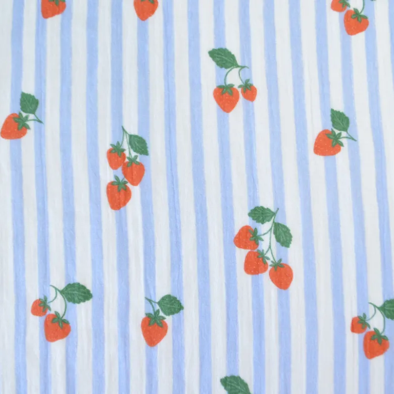 Tissu double gaze de coton Gariguette motif fraises et rayures bleues