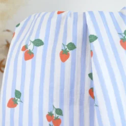 Tissu double gaze de coton Gariguette motif fraises et rayures bleues