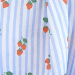 Tissu double gaze de coton Gariguette motif fraises et rayures bleues