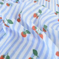 Tissu double gaze de coton Gariguette motif fraises et rayures bleues
