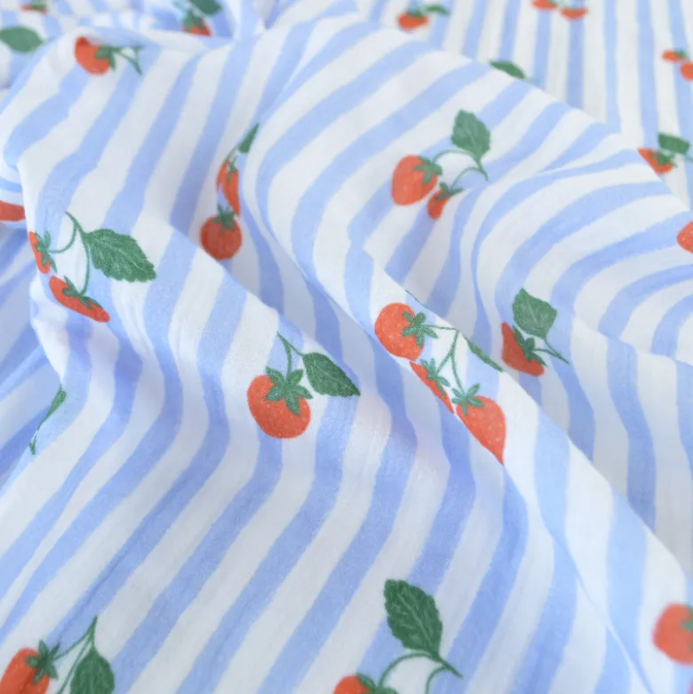 Tissu double gaze de coton Gariguette motif fraises et rayures bleues