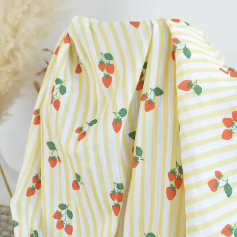 Tissu double gaze de coton Gariguette motif fraises et rayures jaunes
