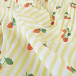 Tissu double gaze de coton Gariguette motif fraises et rayures jaunes