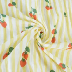 Tissu double gaze de coton Gariguette motif fraises et rayures jaunes