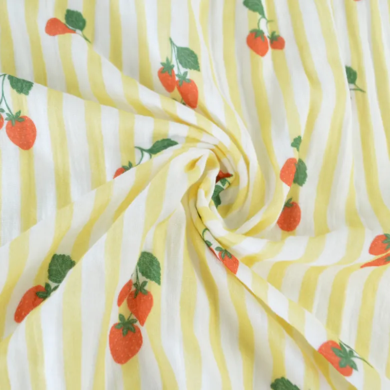 Tissu double gaze de coton Gariguette motif fraises et rayures jaunes