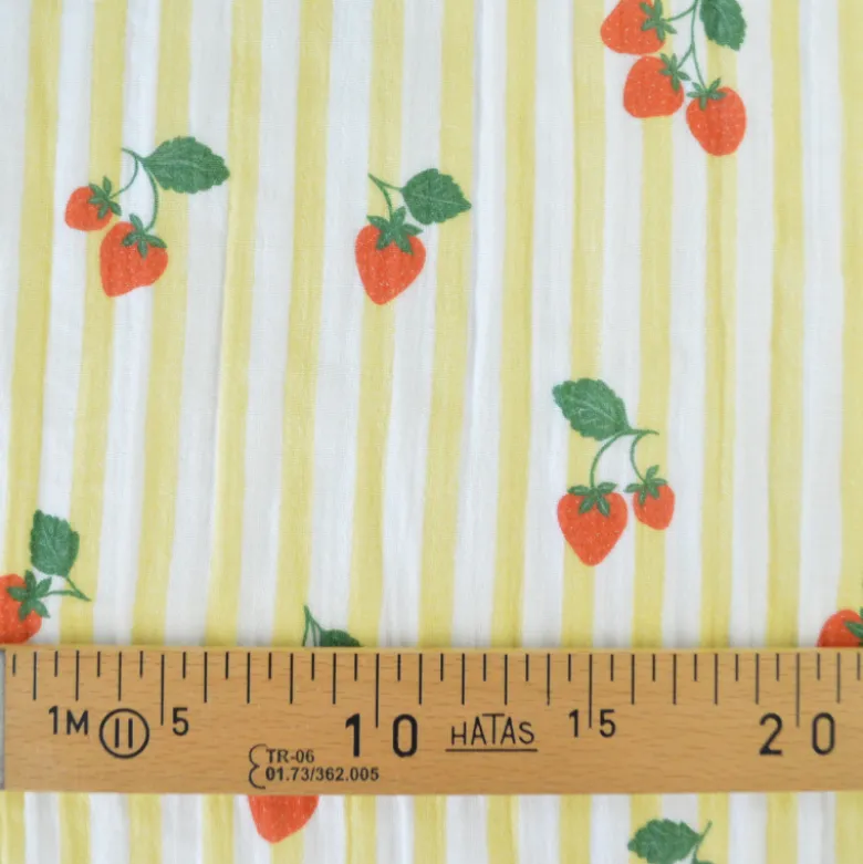 Tissu double gaze de coton Gariguette motif fraises et rayures jaunes