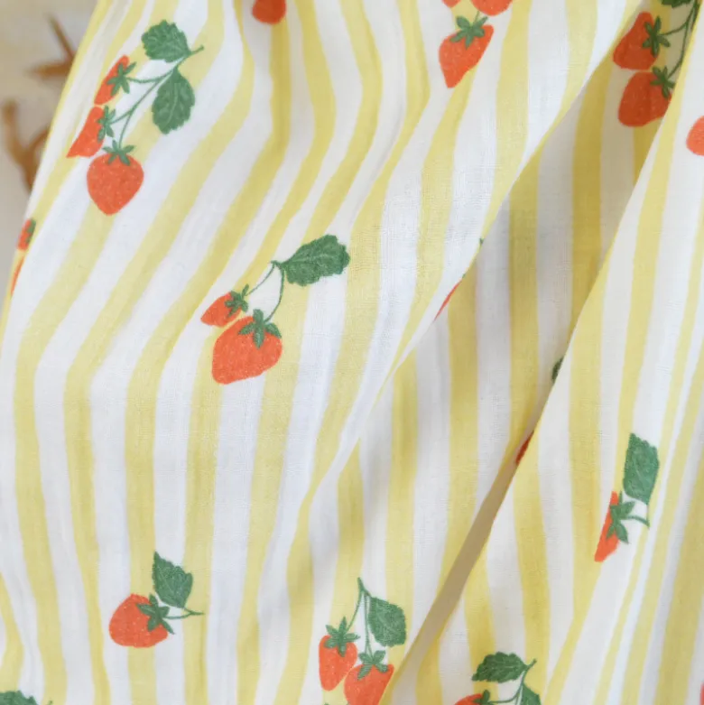 Tissu double gaze de coton Gariguette motif fraises et rayures jaunes