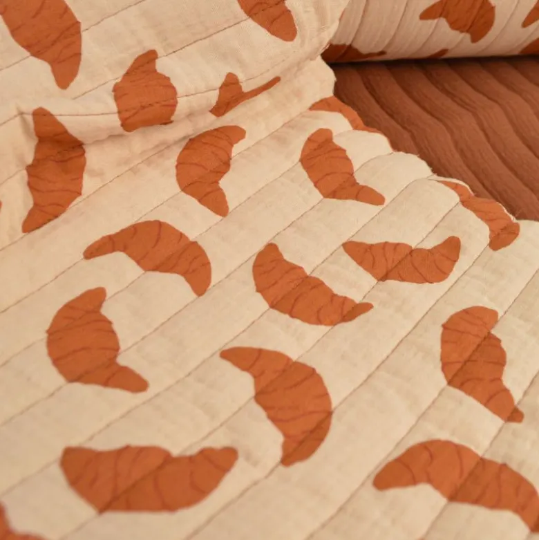 Tissu double gaze de coton matelassé croissants nude envers toffee