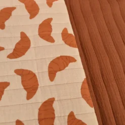 Tissu double gaze de coton matelassé croissants nude envers toffee