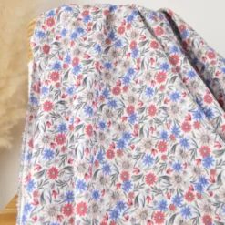 Tissu double gaze de coton Samflo fleurs bleues sur fond blanc