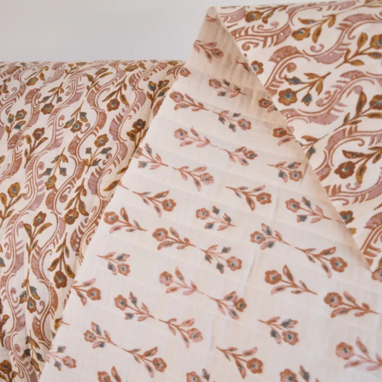 Tissu double gaze matelassé Kandla – Fleurs indiennes écru et vieux rose