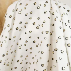 Tissu double gaze Maureen imprimé léopard doré – fond blanc cassé