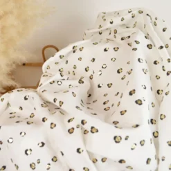 Tissu double gaze Maureen imprimé léopard doré – fond blanc cassé
