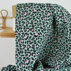 Tissu double gaze motif léopard rose fond vert - OEKO TEX