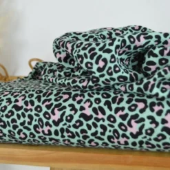 Tissu double gaze motif léopard rose fond vert - OEKO TEX