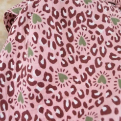 Tissu double gaze motif léopard et coeurs fond rose - OEKO TEX