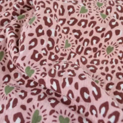 Tissu double gaze motif léopard et coeurs fond rose - OEKO TEX