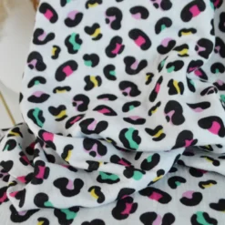 Tissu double gaze motif léopard multi fond blanc cassé - OEKO TEX