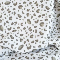 Tissu double gaze motif léopard taupe fond blanc cassé - OEKO TEX