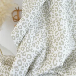 Tissu double gaze motif léopard beige fond blanc cassé - OEKO TEX