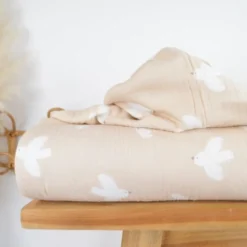 Tissu double gaze motif oiseaux blancs fond beige - OEKO TEX