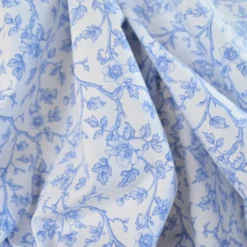 Tissu Elisabeth en coton motif fleurs bleues fond blanc - OEKO TEX